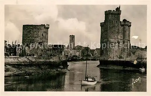 AK / Ansichtskarte La_Rochelle_Charente Maritime Entree du vieux port a maree basse Tours de la Chaine et Saint Nicolas La_Rochelle