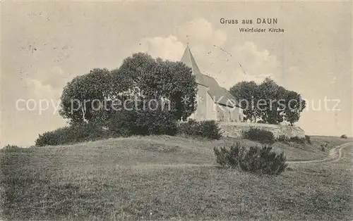 AK / Ansichtskarte Daun_Eifel Weinfelder Kirche  Daun_Eifel