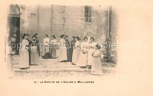 AK / Ansichtskarte Maillane Sortie de Eglise Frauen Maillane