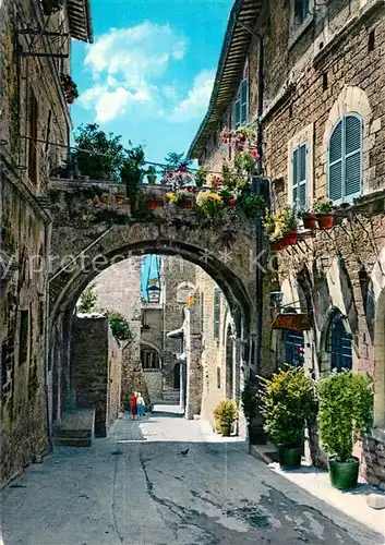 AK / Ansichtskarte Assisi_Umbria Mittelalterliche Strasse mit Blumen geschmueckten Balkonen Assisi Umbria