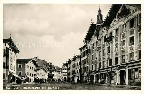 AK / Ansichtskarte Bad_Toelz Strassenpartie mit Rathaus Denkmal Bad_Toelz