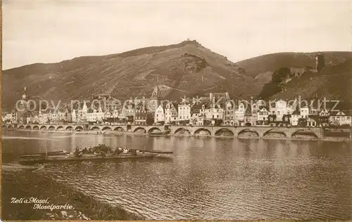 AK / Ansichtskarte Zell_Mosel Partie an der Mosel Faehre Weinberge Bromsilber Zell_Mosel