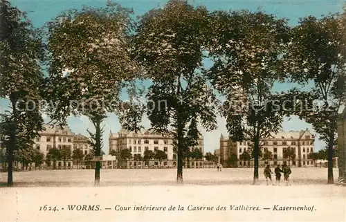 AK / Ansichtskarte Worms_Rhein Cour de la Caserne des Vallieres Kasernenhof Worms Rhein