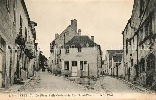 AK / Ansichtskarte Vezelay La Place Belle Croix et la Rue Saint Pierre Vezelay