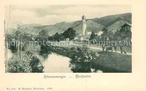 AK / Ansichtskarte Oberammergau Dorfpartie mit Blick zur Kirche Oberammergau