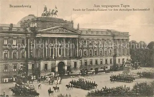 AK / Ansichtskarte Braunschweig Parade der Totenkopfhusaren vor dem ehemaligen Residenzschloss Braunschweig