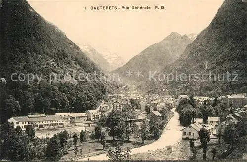 AK / Ansichtskarte Cauterets Vue generale et les Pyrenees Cauterets