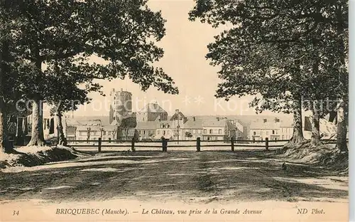AK / Ansichtskarte Bricquebec Le Chateau vue prise de la Grande Avenue Bricquebec