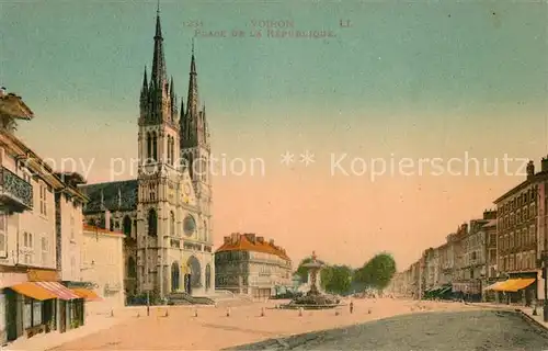 AK / Ansichtskarte Voiron Place de la Republique Eglise Fontaine Voiron