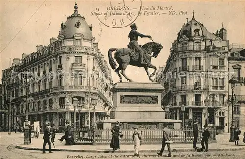 AK / Ansichtskarte Orleans_Loiret Place du Martroi Statue Jeanne d Arc Monument Orleans_Loiret