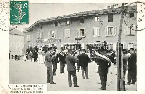 AK / Ansichtskarte Yzeron Concert de la fanfare Hotel Berger et la Mairie Yzeron