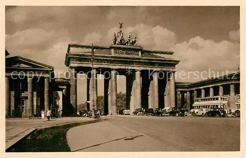AK / Ansichtskarte Berlin Brandenburger Tor Pariser Platz Strassenverkehr Berlin