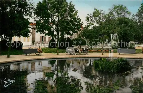 AK / Ansichtskarte Saint Jean d_Angely Un coin du jardin public Saint Jean d Angely