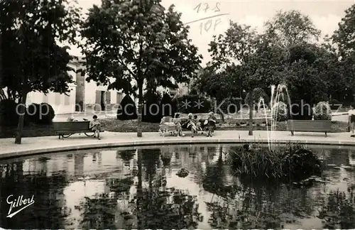 AK / Ansichtskarte Saint Jean d_Angely Un coin du jardin public Saint Jean d Angely