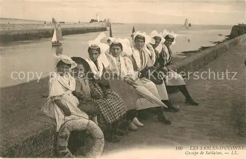 AK / Ansichtskarte Les_Sables d_Olonne Groupe de Sablaises Costumes Trachten Les_Sables d_Olonne