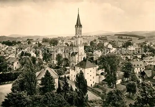 AK / Ansichtskarte Eibenstock Stadtbild mit Kirche mit Blick auf den Auersberg Eibenstock