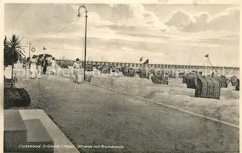 AK / Ansichtskarte Groemitz_Ostseebad Strand mit Promenade Groemitz_Ostseebad