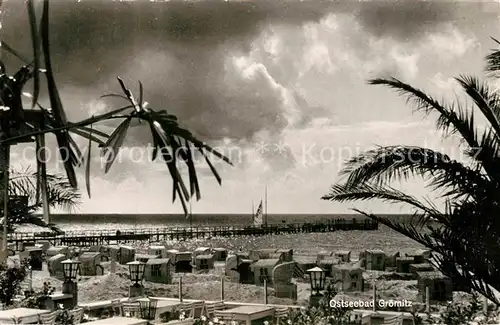 AK / Ansichtskarte Groemitz_Ostseebad Strand Seebruecke Groemitz_Ostseebad