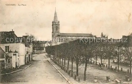 AK / Ansichtskarte Yzeures sur Creuse La Place Eglise Yzeures sur Creuse