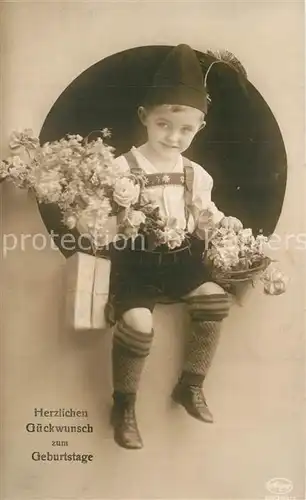 AK / Ansichtskarte Foto_Amag_Nr. 62352 1 Kind Blumen M?tze Geburtstag Foto_Amag_Nr.