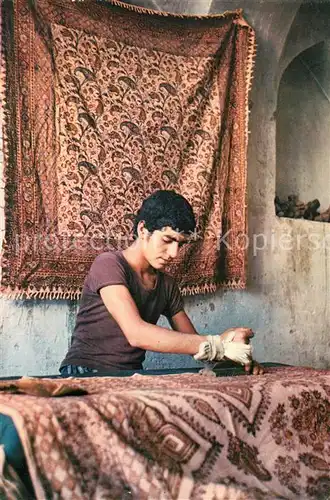 AK / Ansichtskarte Weberei Chintz Making Isfahan Iran 