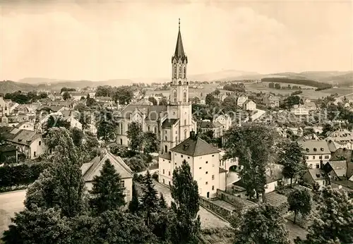 AK / Ansichtskarte Eibenstock Stadtbild mit Kirche Blick zum Auersberg Eibenstock