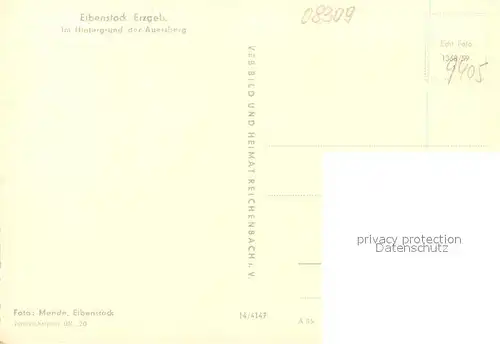 AK / Ansichtskarte Eibenstock Stadtbild mit Kirche Blick zum Auersberg Eibenstock