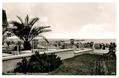 AK / Ansichtskarte Groemitz_Ostseebad Strandhalle Terrasse Groemitz_Ostseebad