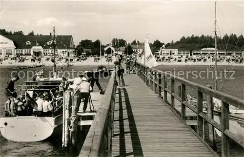 AK / Ansichtskarte Groemitz_Ostseebad Bootssteg Seebruecke Groemitz_Ostseebad