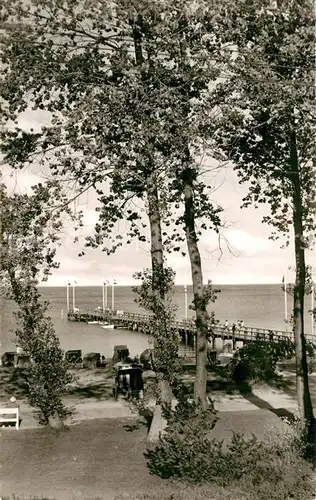 AK / Ansichtskarte Scharbeutz_Ostseebad Strandpartie mit Baederbruecke Scharbeutz_Ostseebad