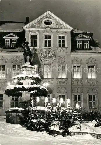 AK / Ansichtskarte Schneeberg_Erzgebirge Bergmannsbrunnen zur Weihnachtszeit Nachtaufnahme Schneeberg Erzgebirge