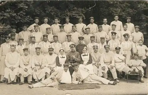 AK / Ansichtskarte Gleiwitz_Oberschlesien Lazarett Gruppenfoto Gleiwitz_Oberschlesien