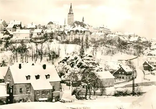 AK / Ansichtskarte Schneeberg_Erzgebirge Stadtansicht mit Kirche im Winter Schneeberg Erzgebirge