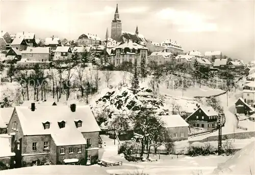 AK / Ansichtskarte Schneeberg_Erzgebirge Ansicht mit Kirche Winterimpressionen Schneeberg Erzgebirge