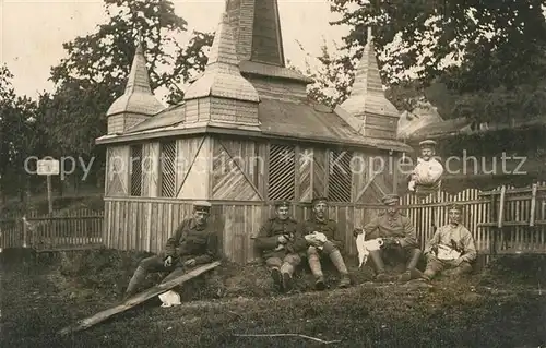 AK / Ansichtskarte Saint_Gilles_Alsace Soldatenpause vor Kapelle 