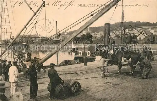 AK / Ansichtskarte Deauville sur Mer Embarquement d un boeuf Deauville sur Mer