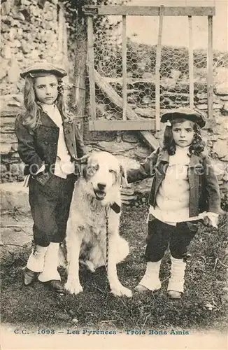 AK / Ansichtskarte Hunde Kinder Pyrenees  