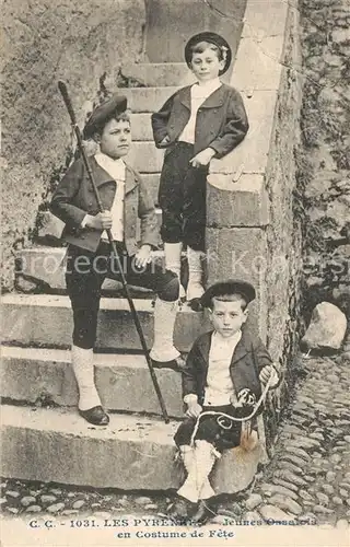 AK / Ansichtskarte Kinder_Child_Enfants Pyrenees Jeunes Ossalois Costume de Fete 