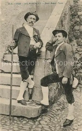 AK / Ansichtskarte Trachten_Frankreich Pyrenees Deux Beaux Types  