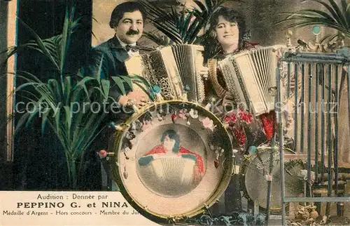 AK / Ansichtskarte Musikanten Peppino et Nina Akkordeon  