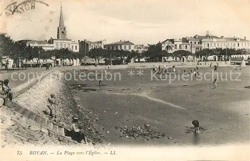 AK / Ansichtskarte Royan_Charente Maritime La plage vers l eglise Royan Charente Maritime