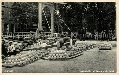 AK / Ansichtskarte Alkmaar Kaasmarkt het laden in de boot Alkmaar