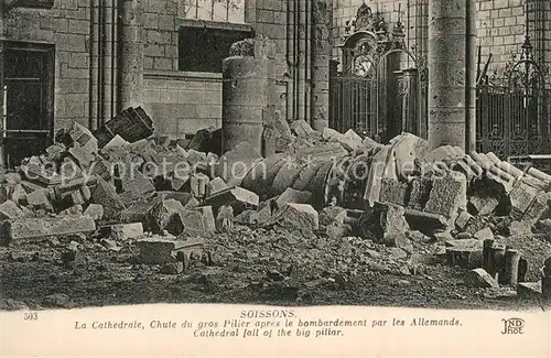 AK / Ansichtskarte Soissons_Aisne Cathedrale apres le bombardement par les Allemands Grande Guerre Truemmer 1. Weltkrieg Soissons Aisne