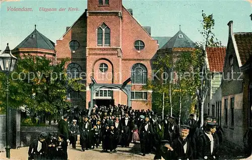 AK / Ansichtskarte Volendam Uitgaan der Kerk Volendam