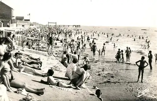 AK / Ansichtskarte Chatelaillon Plage La plage a l heure du bain Chatelaillon Plage