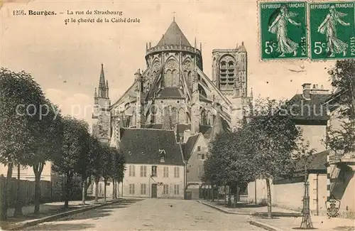 AK / Ansichtskarte Bourges La rue de Strasbourg et le chevet de la Cathedrale Bourges