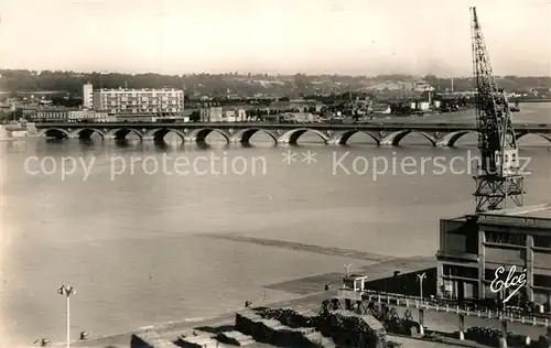 AK / Ansichtskarte Bordeaux Le Pont de pierre et la Caserne des Pompiers Bordeaux