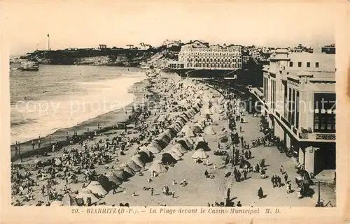 AK / Ansichtskarte Biarritz_Pyrenees_Atlantiques La Plage devant le Casino Municipal Biarritz_Pyrenees