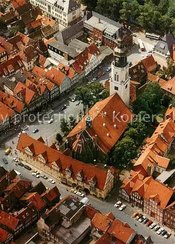 AK / Ansichtskarte Celle_Niedersachsen Rathaus und Stadtkirche Luftaufnahme Celle_Niedersachsen