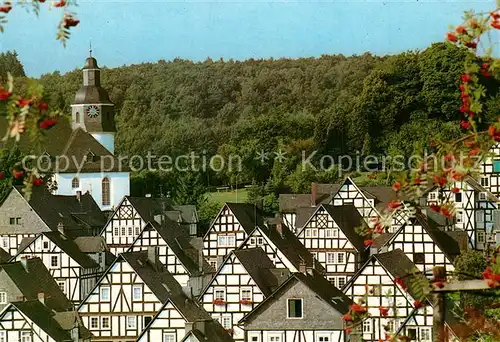 AK / Ansichtskarte Freudenberg_Westfalen Altstadt mit Kirche Fachwerkhaeuser Freudenberg_Westfalen